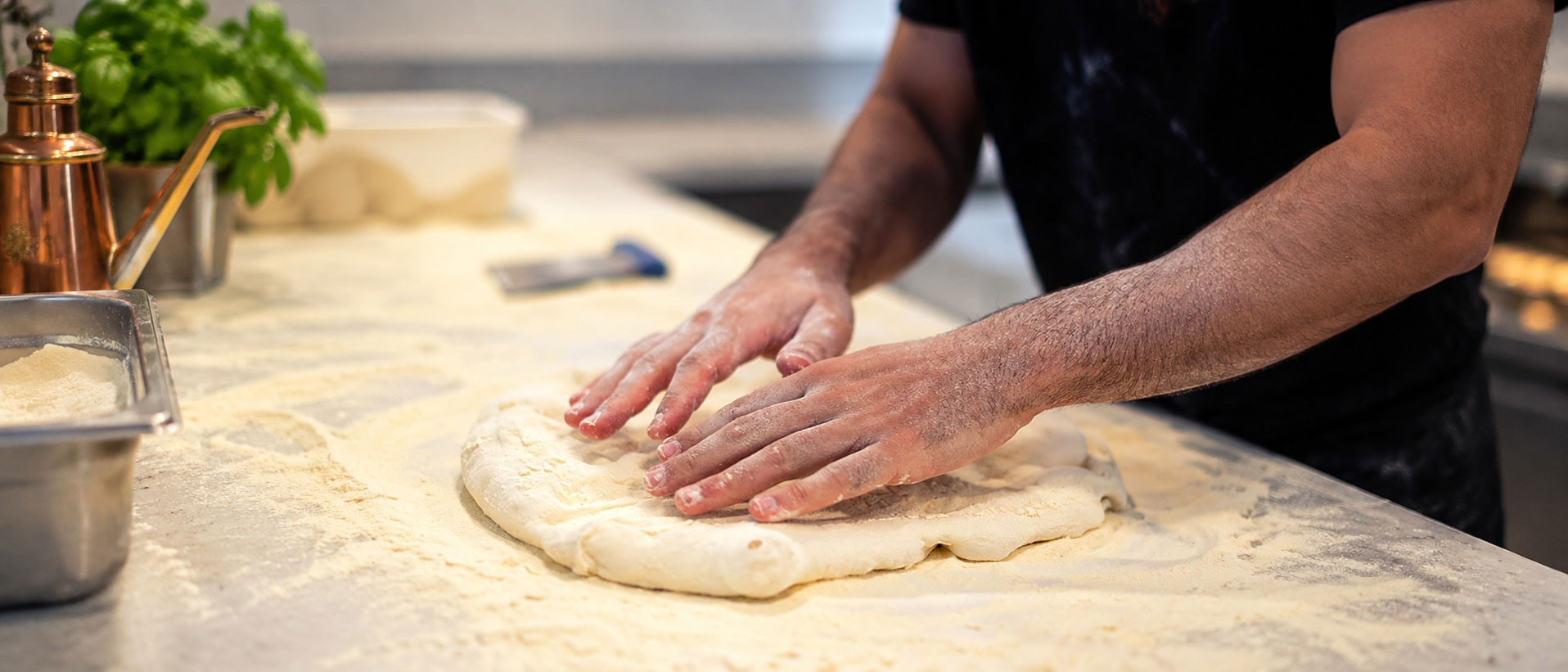 Preparazione dell'impasto alla Pizzeria L'Acquario